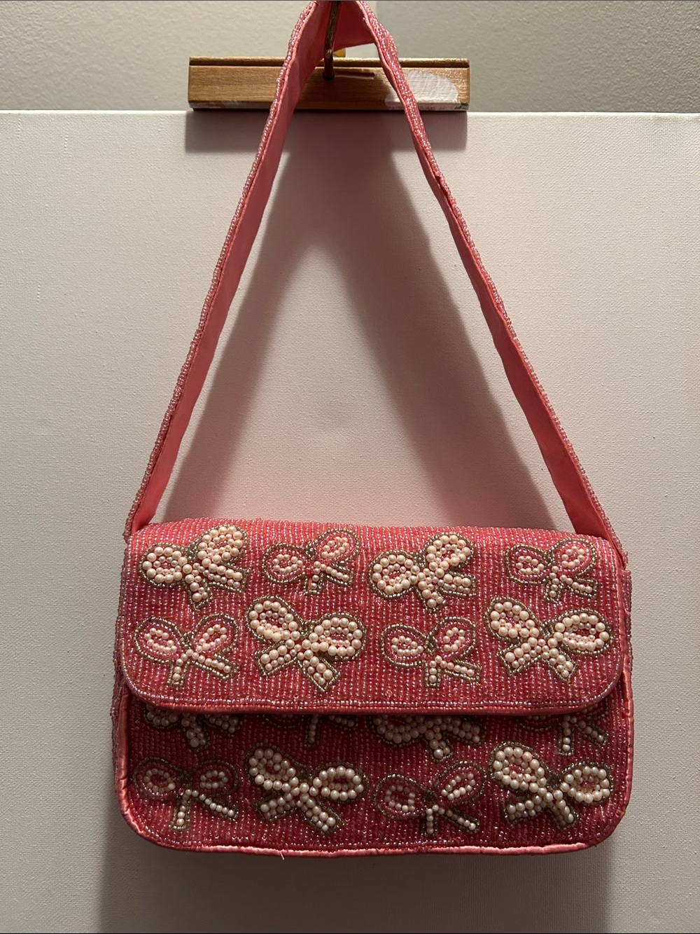 Pearl-Embellished Pink Shoulder Bag with Bow Motifs